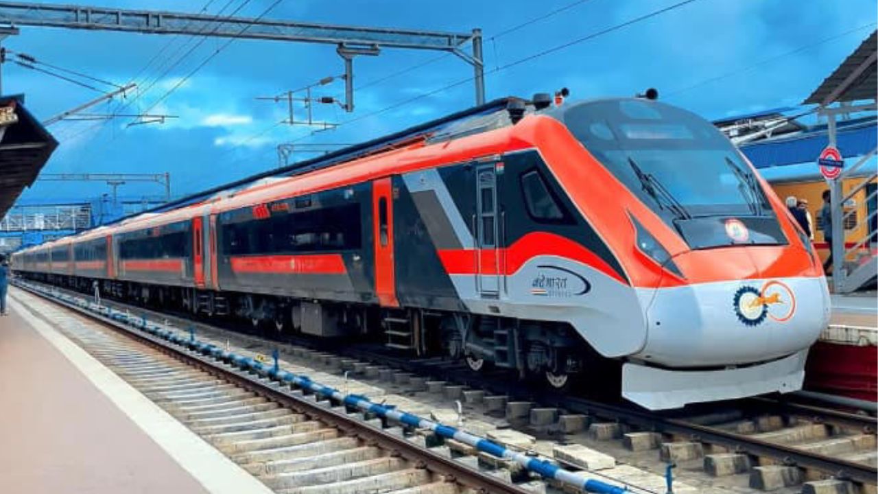 Vande Bharat train with 16 coaches arrived in Gorakhpur